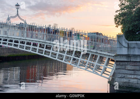 Hapenny Brücke über den Fluss Liffey in Dublin, Irland Stockfoto