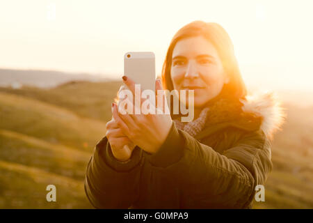 Schöne Frau im Freien machen ein Selbstporträt Stockfoto