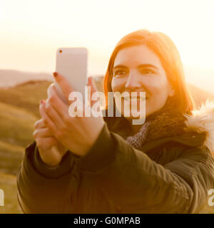 Schöne Frau im Freien machen ein Selbstporträt Stockfoto