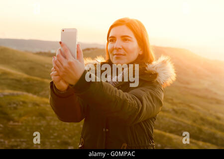 Schöne Frau im Freien machen ein Selbstporträt Stockfoto