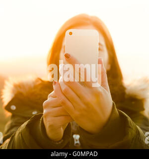 Schöne Frau im Freien machen ein Selbstporträt Stockfoto