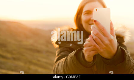 Schöne Frau im Freien machen ein Selbstporträt Stockfoto