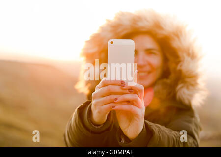 Schöne Frau im Freien machen ein Selbstporträt Stockfoto
