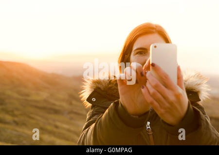 Schöne Frau im Freien machen ein Selbstporträt Stockfoto