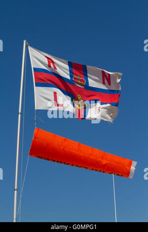 RNLI Flagge und Windsack oberhalb Lifeguard Station, New Brighton, Wallasey, Wirral, Merseyside, UK Flying Stockfoto