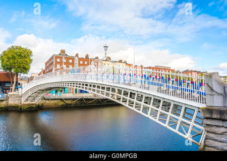 Blick auf Hapenny Brücke über den Fluss Liffey in Dublin, Irland Stockfoto