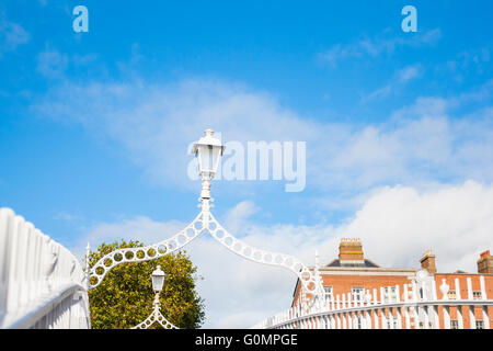 Straßenlaterne auf Hapenny Brücke gegen blauen Himmel in Dublin, Irland Stockfoto