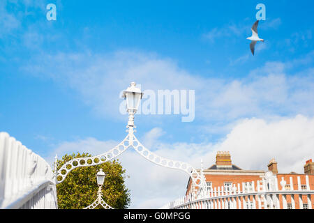 Straßenlaterne auf Hapenny Brücke gegen blauen Himmel in Dublin, Irland Stockfoto