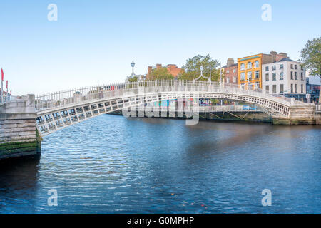 Blick auf Hapenny Brücke über den Fluss Liffey in Dublin, Irland Stockfoto