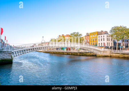 Blick auf Hapenny Brücke über den Fluss Liffey in Dublin, Irland Stockfoto