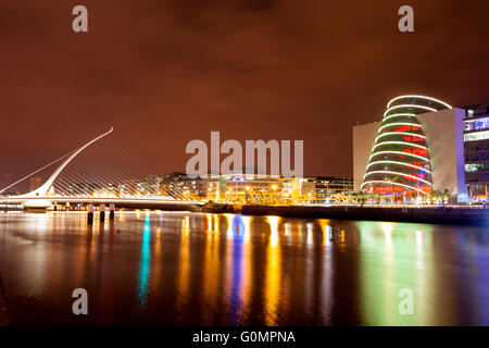 Blick auf den Fluss Liffey in der Nacht in Dublin, Irland Stockfoto