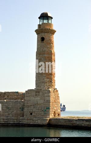 Marine Leuchtturm in einen Hafen von Kreta mit Stadtmauer und den Ozean. Stockfoto