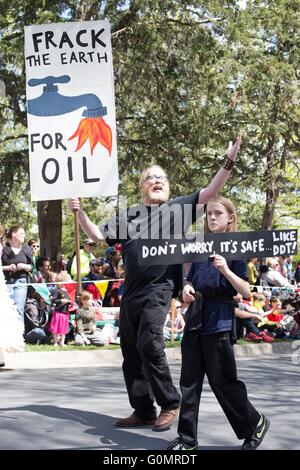 Menschen protestieren Fracking bei der Maifeiertag Feier einschließlich Parade und Festival in Minneapolis, Minnesota, USA. Stockfoto