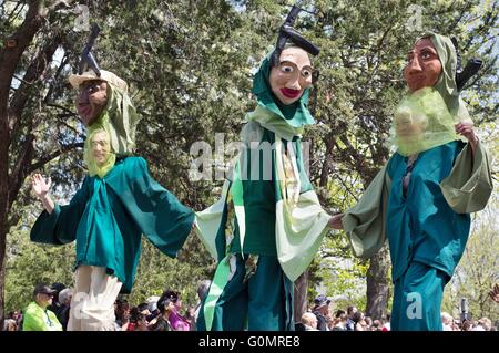 Menschen in Kostümen bei der Maifeiertag Feier einschließlich Parade und Festival in Minneapolis, Minnesota, USA. Stockfoto