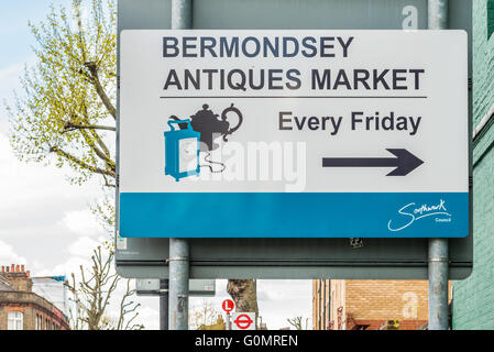 London, Vereinigtes Königreich - 30. April 2016: Bermondsey Antiquitätenmarkt Zeichen. Markt ist jeden Freitag Stockfoto