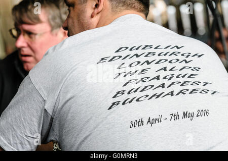 DUBLIN, IRLAND. 1. Mai 2016 - trägt ein Mann ein t-Shirt mit den Zielpunkten der Gumball 3000-Rennen in Budapest. Stockfoto