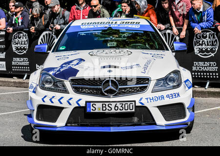 DUBLIN, IRLAND. 1. Mai 2016 - A Mercedes C63-Eintrag für die Gumball 3000. Stockfoto