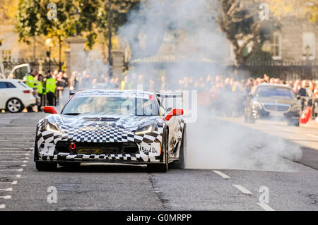 DUBLIN, IRLAND. 1. Mai 2016 - schafft A Chevrolet Corvette eine riesige Rauchwolke durch seine Räder zu drehen, wie es für den Start des Gumball 3000 kommt. Stockfoto