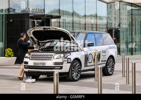 DUBLIN, IRLAND. 1. Mai 2016 - hat A Range Rover mechanische Probleme vor der Gumball 3000-6-Tages-Fahrt nach Bukarest.  Es konnte nicht zu machen, an der ersten Haltestelle in Belfast, Abbau an der Boyne-Brücke in Drogheda. Stockfoto