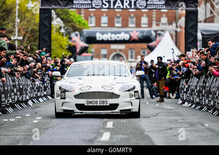 DUBLIN, IRLAND. 1. Mai 2016 - beginnt ein Aston Martin DBS auf eine 6-Tage-Fahrt nach Bukarest von Dublin im Rahmen der Gumball 3000 Rally. Stockfoto