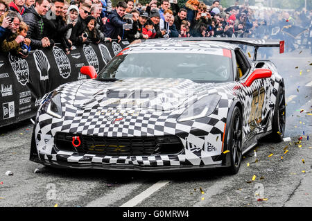 DUBLIN, IRLAND. 1. Mai 2016 - schafft A Chevrolet Corvette eine riesige Rauchwolke durch seine Räder zu drehen, da es durch den Start des Gumball 3000 Befugnisse. Stockfoto