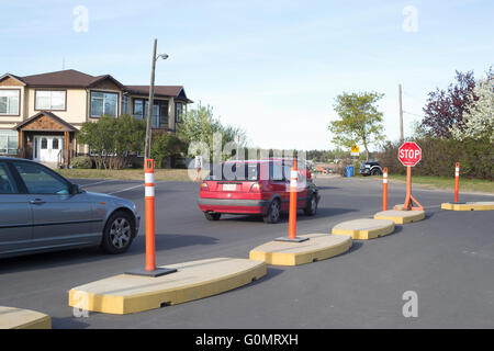 Verkehrsberuhigung Bordsteine in Stadtstraße Stockfoto