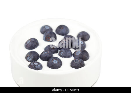 Heidelbeeren bestreut auf Schüssel mit griechischem Joghurt Stockfoto