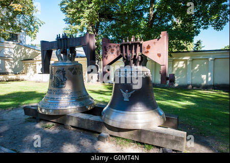 Große Glocken im Garten des St.-Annen Kirche, Wilanów, Warschau. Stockfoto