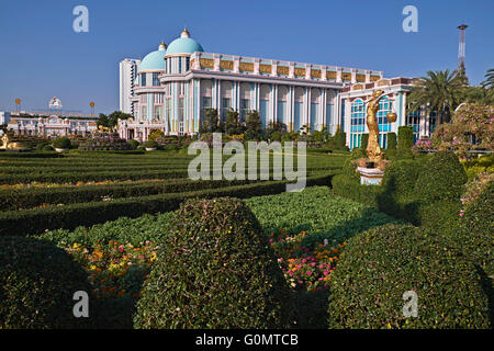 Sukhawadee Pattaya. Gärten in der sehr farbenfrohen und opulenten Sukhawadee Villa mit offenem Haus. Pattaya Thailand S. E. Asien. Stockfoto