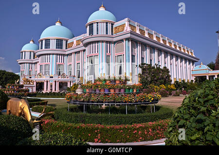 Sukhawadee Pattaya. Das sehr farbenfrohe und opulente Sukhawadee Haus Villa. Pattaya Thailand S. E. Asien. Stockfoto