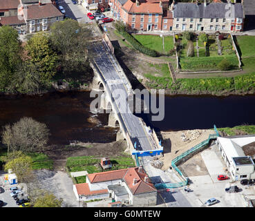 Luftaufnahme der schwer beschädigten A659 Straßenbrücke durch Tadcaster in Yorkshire über den Fluss Wharf nach einem Hochwasser, UK Stockfoto