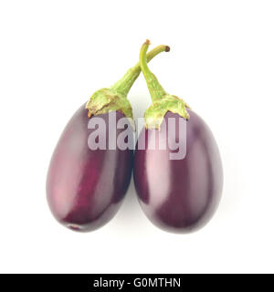 Auberginen auf weißem Hintergrund im Studio gedreht Stockfoto