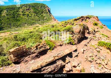 Schroffe Landschaft auf dem Cami de Cavalls Küstenpfad an der nördlichen Küste von Menorca auf den Balearen, Spanien Stockfoto