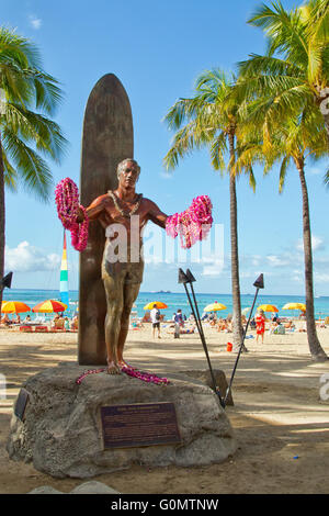 Die berühmte Statue der Duke Kahanamoku in Waikiki, mit floralen leis Stockfoto