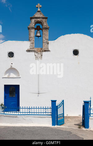 Griechischen weißen Kirche in Komitades. Kreta. Griechenland. Vertikal Stockfoto