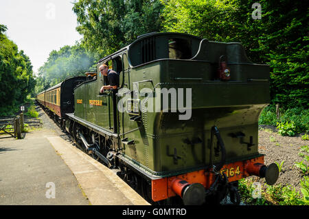 Ex-Great Western Railway Tenderlok Nr. 5164 schleppt einen Zug auf die Severn Valley Railway in Shropshire, England Stockfoto