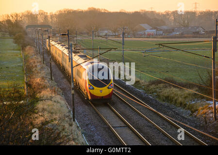 Jungfrau Pendolino trainieren auf der West Coast Main Line in der Nähe von Garstang Lancashire Stockfoto