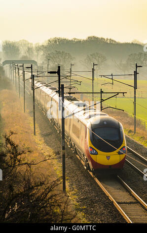 Jungfrau Pendolino trainieren auf der West Coast Main Line in der Nähe von Garstang Lancashire Stockfoto