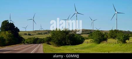 Windkraftanlagen in den Hügeln von Südwesten Oklahoma. Stockfoto