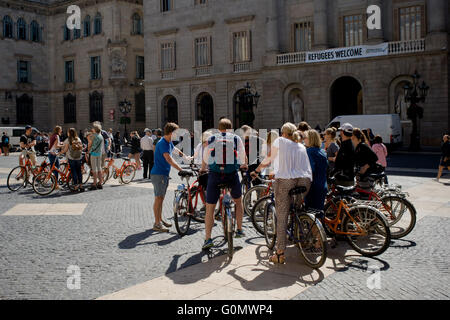 Mit dem Fahrrad Reisegruppen im Zentrum von Barcelona vor dem Rathaus. Stockfoto