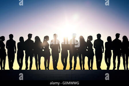 Silhouetten von Studenten auf Treppen über Sonne Stockfoto