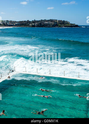 Menschen schwimmen im Schwimmbad der Bondi Icebergs Club am Bondi Beach, Sydney. Stockfoto