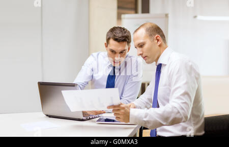 zwei Geschäftsleute mit Diskussion in Büro Stockfoto