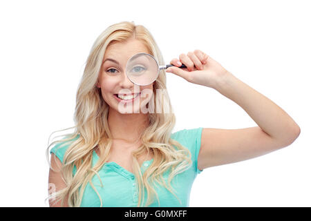 glückliche junge Frau mit Lupe Stockfoto