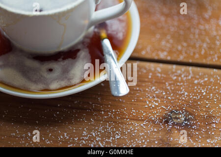 Kaffeetasse hautnah und Zucker auf Holztisch Stockfoto