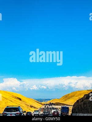 Altamont Pass zum Central Valley von Kalifornien mit Gewitterwolken absteigend überhöht gegen den Sierra Nevada Bergen Stockfoto