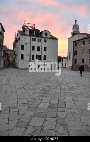 Gebäude und Steinhof am späten Nachmittag, Venedig, Italien Stockfoto