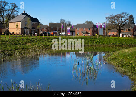 Einen Pool und Häuser auf einem neuen Anwesen bei Shifnal, Shropshire, England, UK Stockfoto