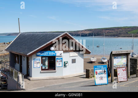 County Council Hafenamt Werbung Dolphin Schmierblutungen und Ausflüge mit dem Boot vom Hafen Angeln. New Quay Wales UK Stockfoto