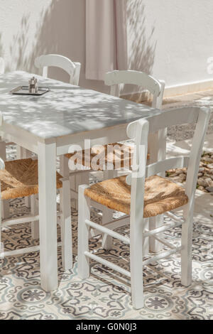 Bild der Terrasse Tisch und Stühlen. Stockfoto
